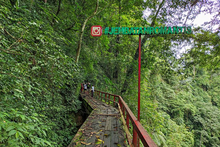 Jembatan Romantis di Curug Lawe Benowo Kalisidi.