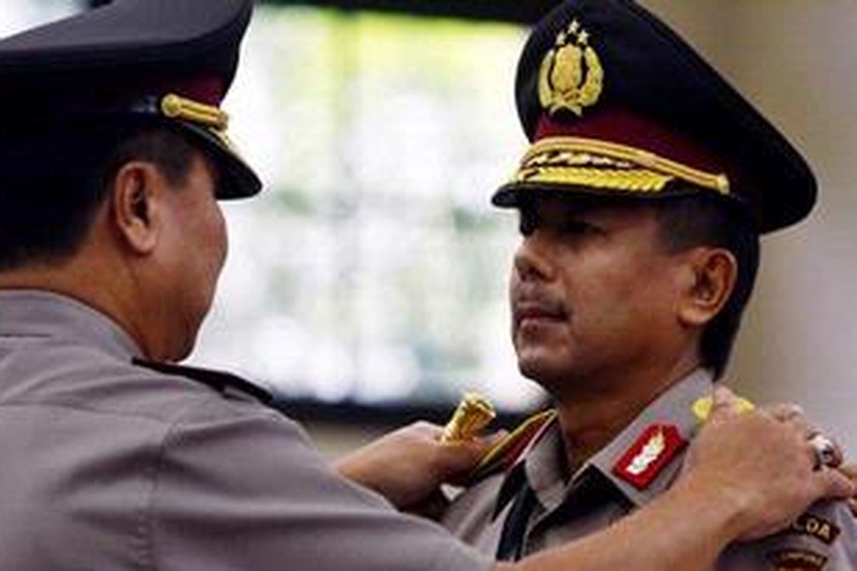 Kapolri Jenderal Pol Bambang Hendarso Danuri mencopot tanda kepangkatan milik Brigjen Pol Edmond Ilyas (kanan) saat upacara serah terima jabatan Kapolda Lampung di Mabes Polri, Jakarta Selatan, Senin (5/4/2010). Posisi Edmond digantikan oleh Brigjen Pol Sulistyo Ishak yang sebelumnya menjabat Wakil Kepala Divisi Humas Mabes Polri. Edmond saat itu berstatus terperiksa di Divisi Profesi dan Pengamanan (Propam) Mabes Polri karena diduga melakukan pelanggaran kode etik dan profesi saat penanganan perkara penggelapan, korupsi dan pencucian uang yang menjerat Gayus Tambunan, mantan pegawai Dirjen Pajak. 
