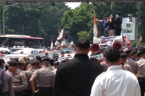 Ketika Kumandang Azan Redam Kericuhan Demo di Depan Kantor Gojek