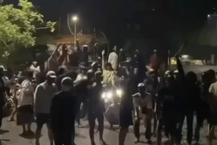 Belasan pemuda berkumpul dan membawa senjata tajam di Surabaya