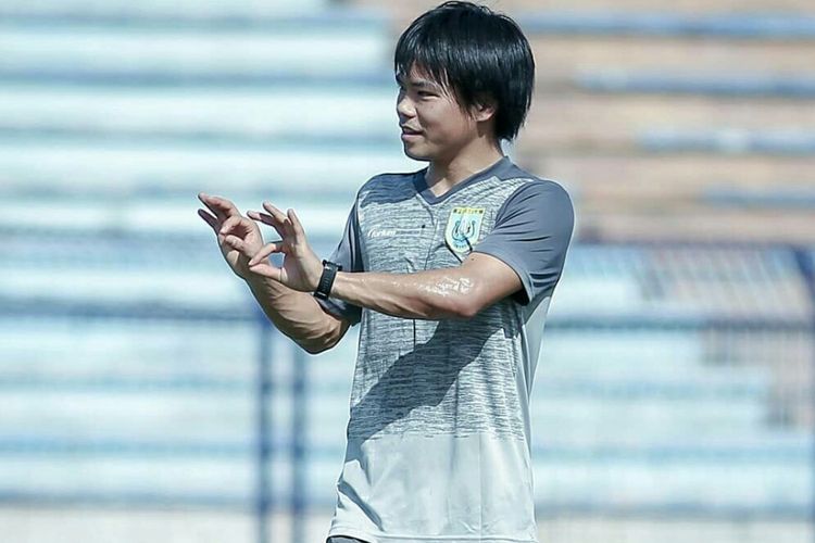 Kei Hirose saat mencoba lapangan di Stadion Surajaya, Lamongan.