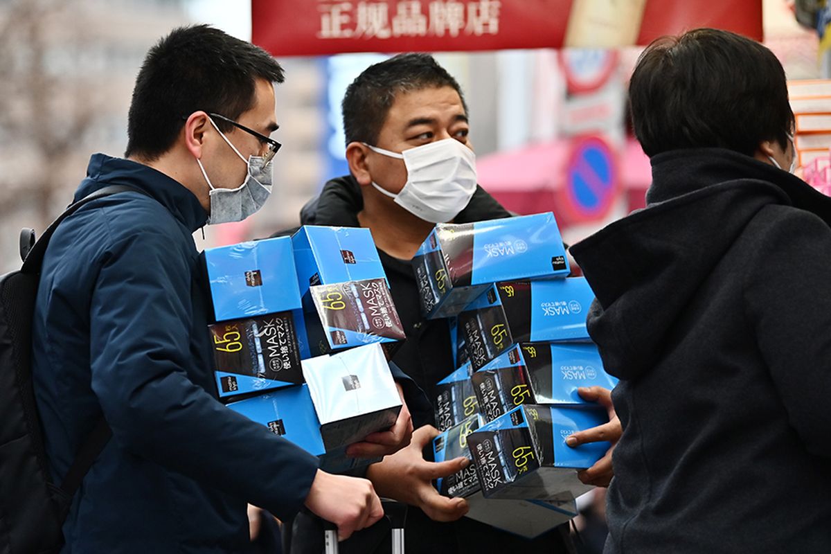 Warga membeli masker dalam jumlah banyak dari sebuah apotek di daerah Akihabara Tokyo, Jepang, Senin (27/1/2020), menyusul temuan warga diduga terinfeksi virus corona di negara itu. Hingga saat ini, sudah 12 negara di berbagai belahan Bumi yang positif mengumumkan terdampak virus corona yang dilaporkan sudah menjangkiti 1.300 orang dan membunuh 41 orang di China.