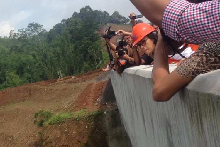 Menteri Keuangan Sri Mulyani bersama Menteri PUPR Basuki Hadimuldjono dan Gubernur Jateng Ganjar Pranowo meninjau pembangunan jalan tol Bawen-Salatiga, Jumat (17/2/2017)