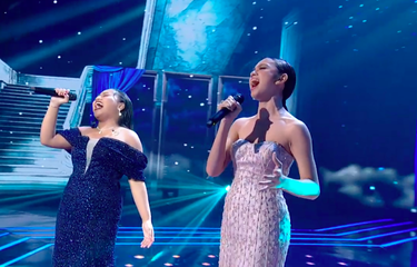 Juara Indonesian Idol 9 Maria Simorangkir (kiri) dan juara Indonesian Idol X Lyodra Ginting menyanyikan lagu Never Enough di panggung Konser Kemenangan di Studio RCTI+, Kebon Jeruk, Jakarta Barat, Senin (9/3/2020).
