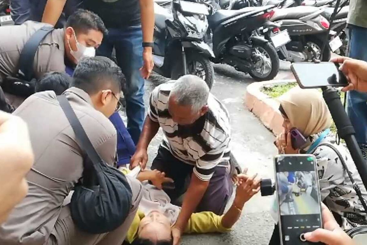 Ibunya Pingsan Selepas Sidang, Agus Disabilitas Histeris