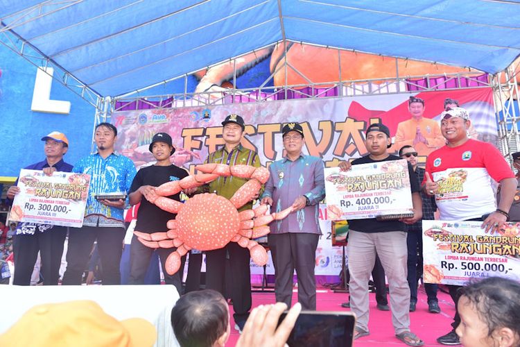 Bupati Lamongan Yuhronur Efendi (tengah) saat hadir dalam festival gandrung rajungan Lamongan 2022 yang diselenggarakan di halaman WBL, Selasa (13/9/2022).