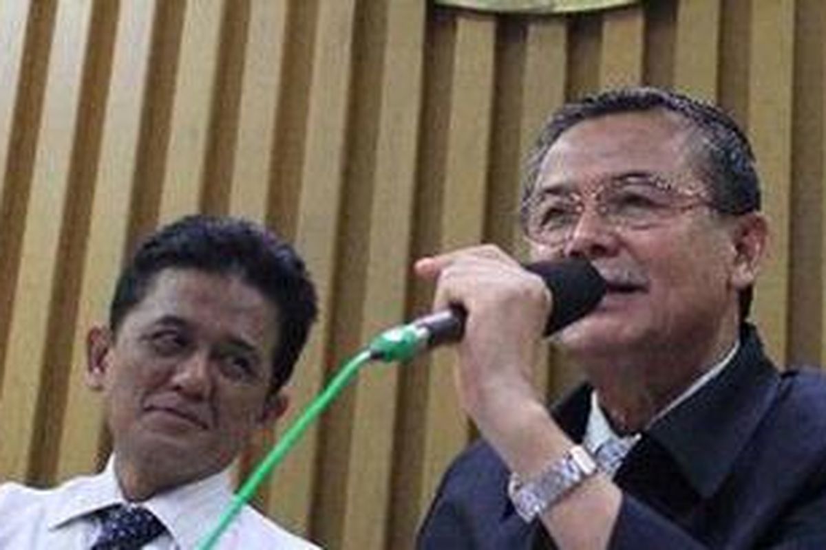 Bibit Samad Rianto (kanan) dan Chandra M Hamzah.