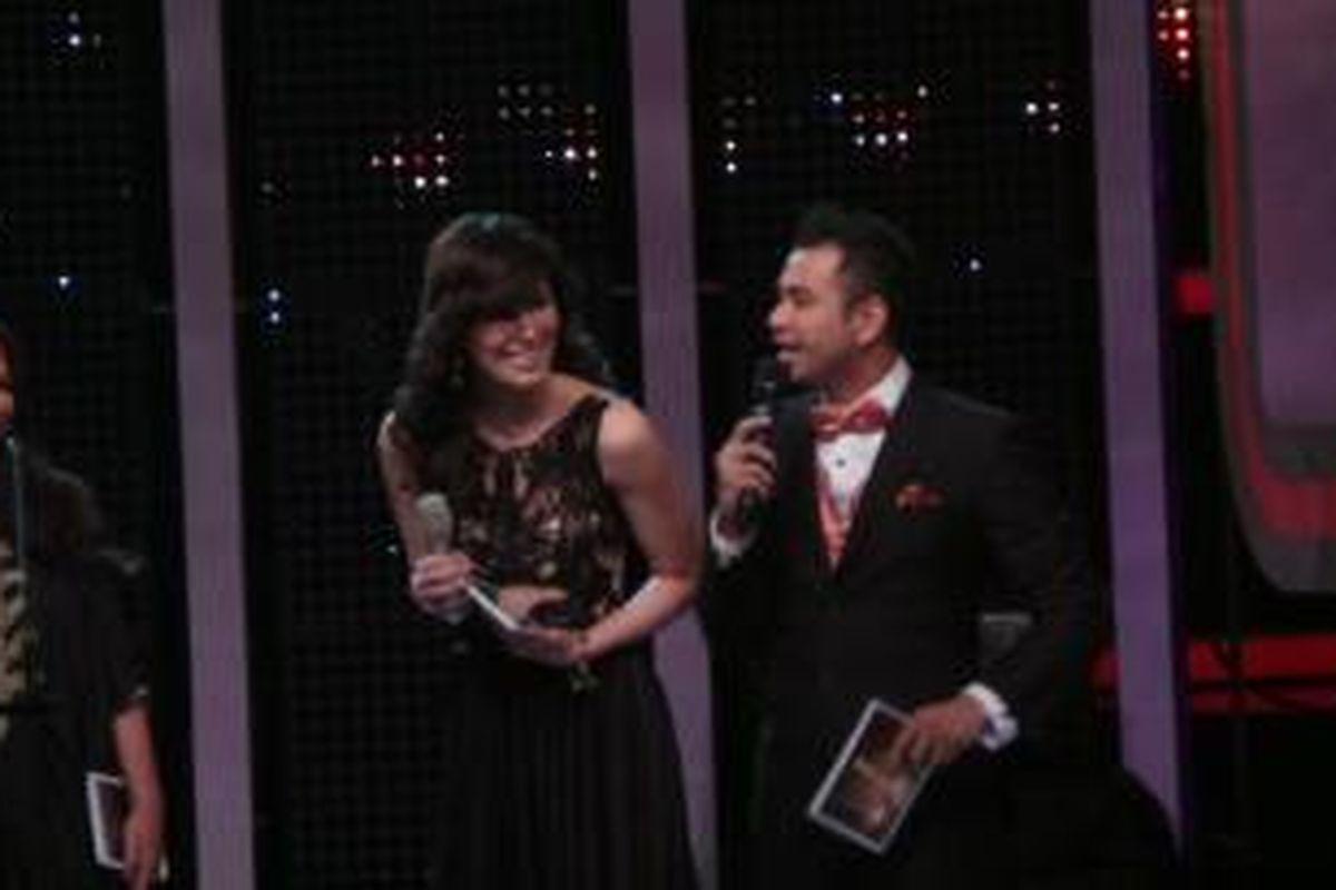 Raffi Ahmad dan Sophia Mueller di panggung AMI (Anugerah Musik Indonesia) 2014 di The Kasablanka, Jakarta Selatan, Kamis (19/6/2014) malam.