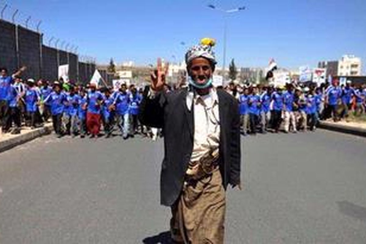 Seorang warga suku Yaman yang menentang pemerintah berjalan di depan para siswa sekolah Sanaa, Kamis (17/11/2011), sebagai bentuk protes terhadap rezim Presiden Yaman Ali Abdullah Saleh yang telah berkuasa sejak 1978.