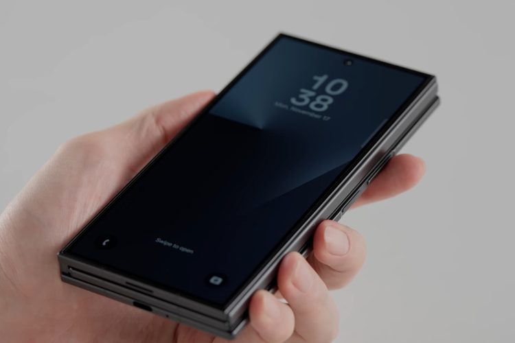 Tampilan Samsung Galaxy Z TriFold ketika dilipat.