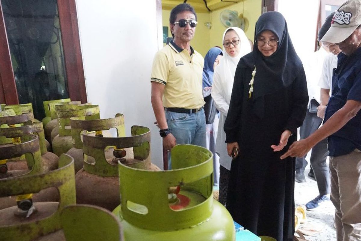 Bupati Banyuwangi Ipuk Fiestiandani Azwar Anas saat melakukan sidak di pangkalan lpj