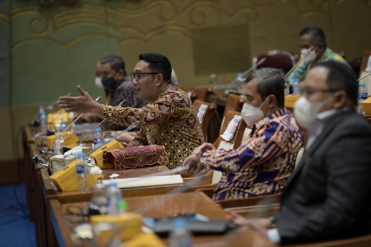 Ketua Asosiasi Daerah Penghasil Migas dan Energi Terbarukan (ADPMET) sekaligus Gubernur Jawa Barat (Jabar) Ridwan Kamil saat menghadiri Rapat Dengar Pendapat Umum (RDPU) dengan Komisi VII DPR RI di Gedung DPR RI, Jakarta, Senin (5/4/2021).