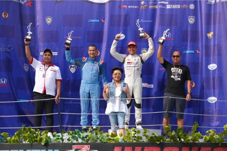 Demas Agil meraih podium kejurnas kategori Indonesia Touring Car Race (ITCR) Max 1.600. 
