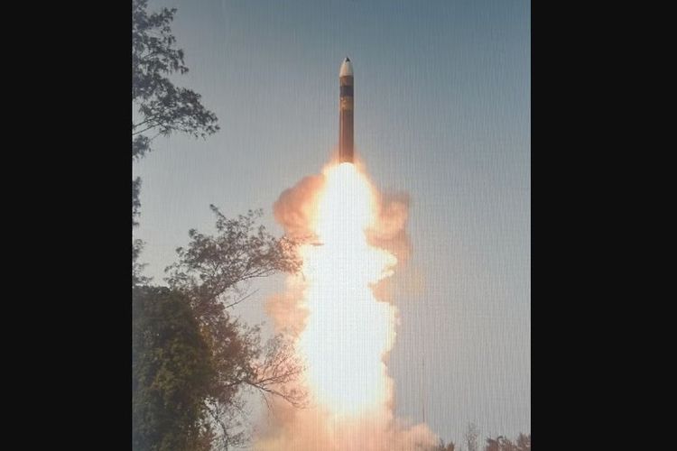 India melakukan uji coba rudal balistik jarak jauh bernama Agni-5 pada 11 Maret 2024.