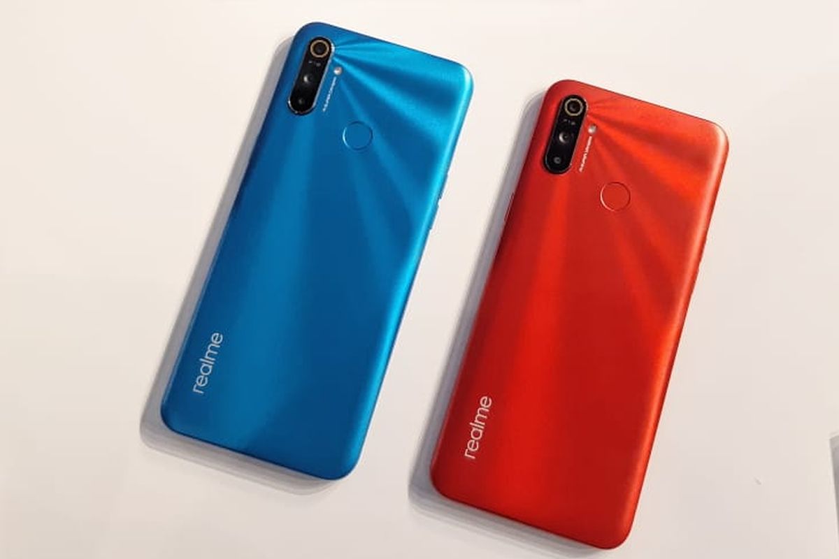 Realme C3 dengan dua varian warna biru dan merah.