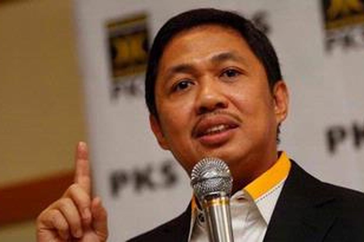 Presiden Partai Keadilan Sejahtera (PKS) yang baru, Muhammad Anis Matta memberikan pidato politiknya dalam konferensi pers di Kantor DPP PKS, Jalan TB Simatupang, Jakarta Selatan, Jumat (1/2/2013). Muhammad Anis Matta terpilih menjadi presiden baru PKS menggantikan Luthfi Hasan Ishaaq yang mengundurkan diri setelah ditetapkan Komisi Pemberantasan Korupsi (KPK) sebagai tersangka dalam kasus dugaan suap impor daging sapi. KOMPAS IMAGES/RODERICK ADRIAN MOZES