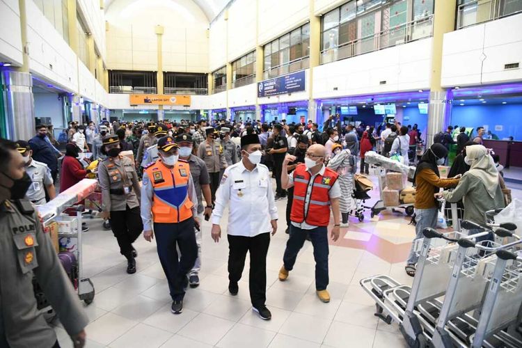 Sebelum masa mudik, terpantau jumlah penumpang yang melalui bandara Hang Nadim berkisar 10.000 orang. Namun dalam satu dua hari ini meningkat menjadi 13.000 orang.