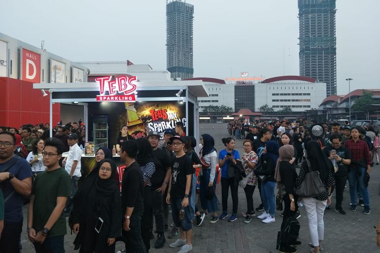 Antrean panjang penonton Konser Mike Shinoda betajuk Post Traumatic Tour 2019 mengular di depan Hall D JIExpo Kemayoran, Jakarta Pusat, Rabu (4/9/2019).