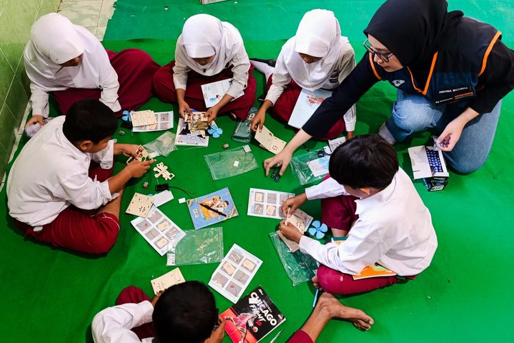 Buku Baru dan Kipas Angin Mini, Langkah Kecil Tumbuhkan Minat Baca Siswa di Sekolah Inklusi