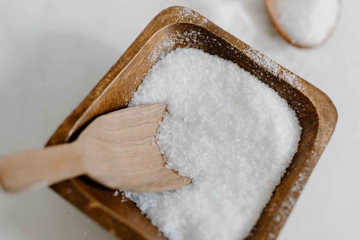 Mengurangi asupan garam tak hanya bisa membantu menurunkan berat badan, tetapi juga menjadi salah satu cara menghilangkan lemak di pipi.