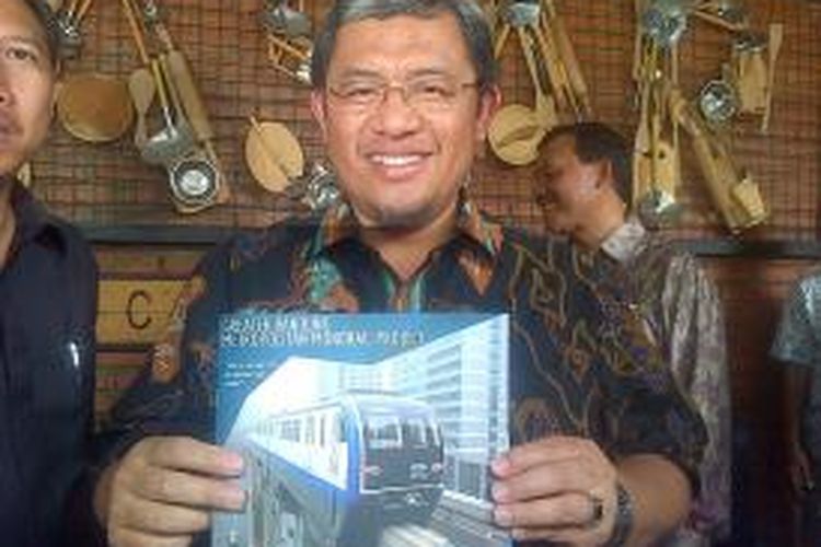 Gubernur Jawa Barat Ahmad Heryawan menunjukkan buku perencanaan Monorel Bandung Raya