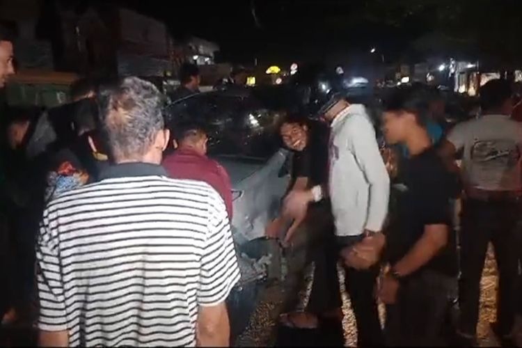 Sejumlah warga di Kabupaten Gowa, Sulawesi Selatan membantu proses evakuasi mobil pengantar jemaah haji yang mengalami kecelakaan tunggal. Jumat, (24/5/2024).
