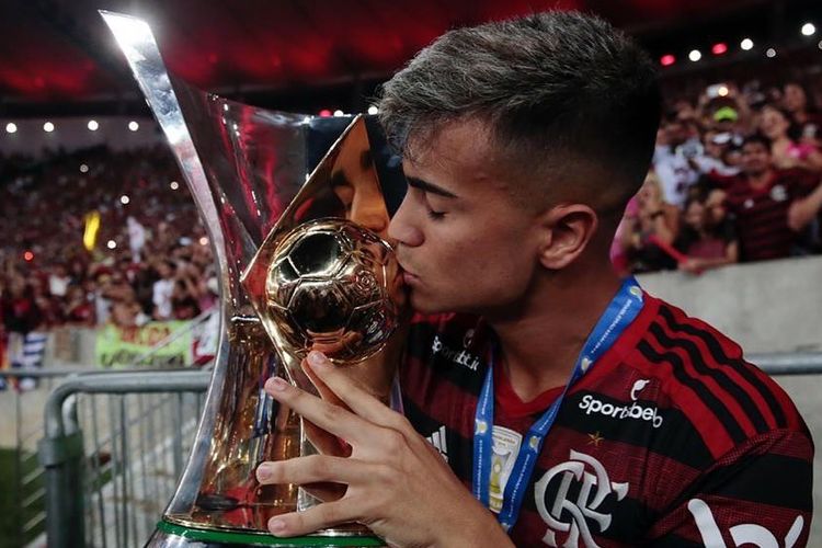 Gelandang Flamengo, Reinier Jesus, mencium trofi Liga Brasil setelah klubnya menjadi juara pada 28 November 2019.