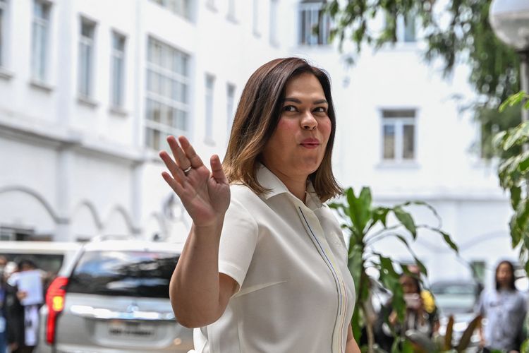 Wakil Presiden Filipina Sara Duterte saat tiba di gedung Kementerian Kehakiman, Manila, untuk memberikan keterangan kepada Biro Investigasi Nasional (NBI) mengenai ancaman pembunuhan terhadap Presiden Ferdinand Marcos Jr, 9 Mei 2025.
