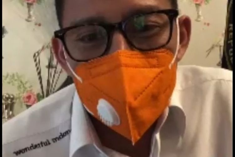 Tangkapan layar saat video call Menteri Sandiaga Uno dengan penjual cilok berjas di Mataram.