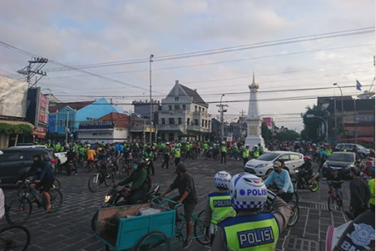 Tangkapan layar unggahan ramainya pesepeda di area Tugu Yogyakarta, Minggu (12/7/2020) pagi.