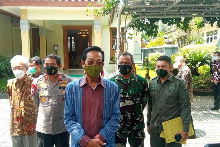 Gubernur DIY Sri Sultan Hamengku Buwono X saat ditemui di Kepatihan, Kamis (9/12/2021)
