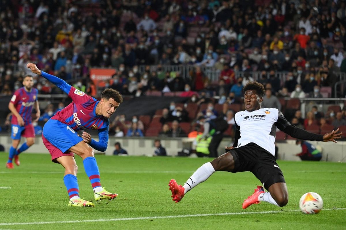 Philippe Coutinho saat mencetak gol dalam pertandingan Barcelona vs Valencia di Stadion Camp Nou, Senin (18/10/2021) dini hari WIB.