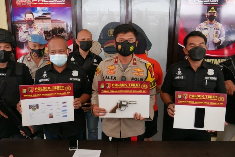 Kapolsek Tebet, Kompol Alexander Yuriko Hadi menunjukkan senjata api yang disita dari penangkapan tersangka RAG di Polsek Tebet, Jakarta Selatan pada Kamis (19/8/2021).