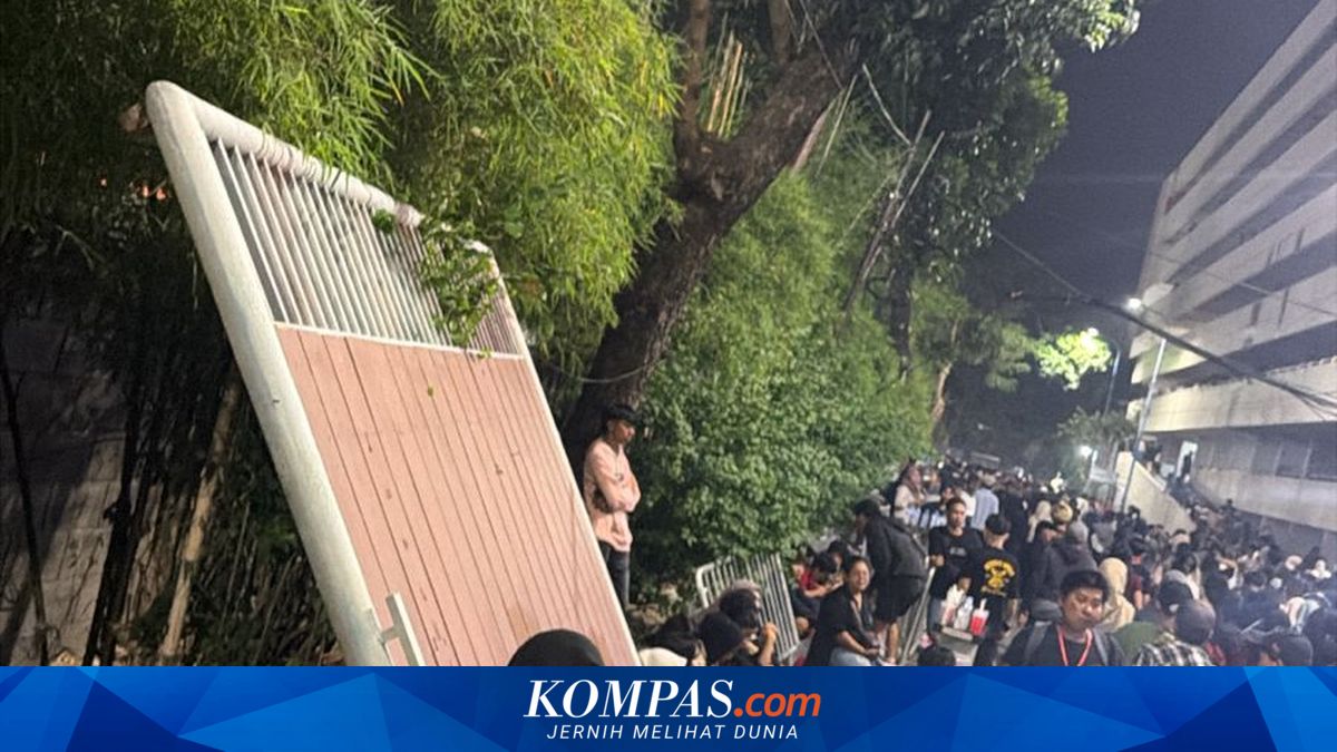 Kronologi Kericuhan Konser Denny Caknan di Surabaya, Pagar Besi 2 Meter Roboh Menimpa Petugas
