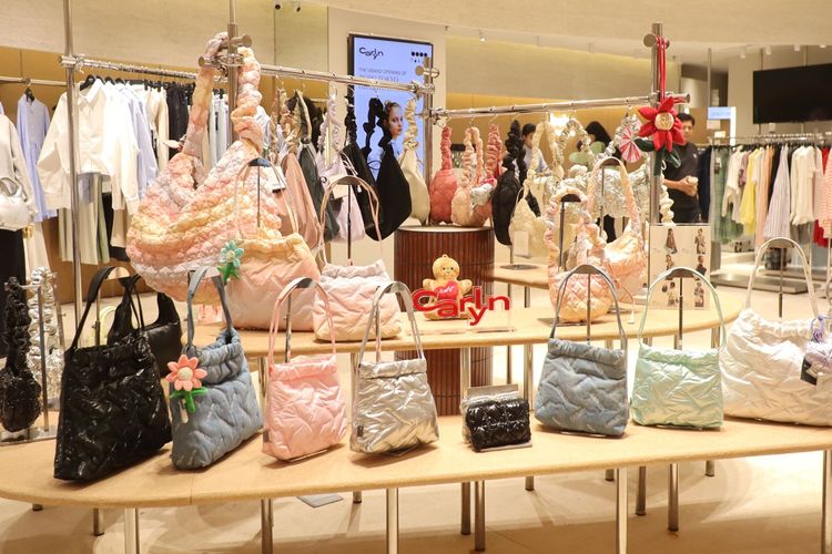 Bobo Tokyo menghadirkan merek asal Korea Selatan, Carlyn.