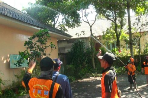 Warga Gotong Royong Bersihkan Abu Vulkanik Pasca-erupsi Merapi