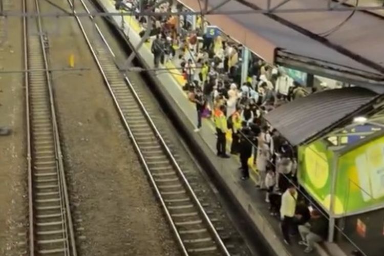 Kerumunan dan Bentrokan di Sekitar Palmerah-Tanah Abang, Perjalanan Commuter Line Sempat Terganggu
