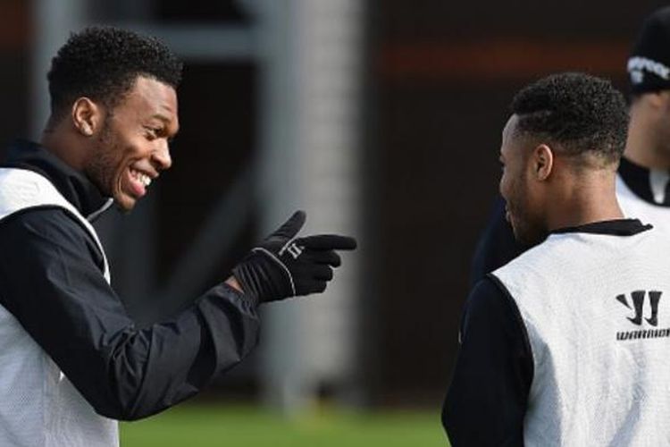 Daniel Sturridge dan Raheem Sterling menjalani sesi latihan bersama Liverpool.