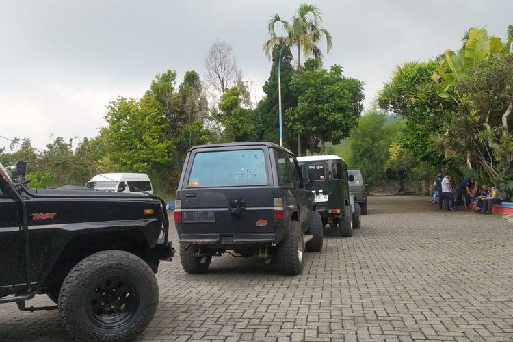 Sejumlah jip Bromo menunggu giliran uji kir di Sukapura, Kabupaten Probolinggo, Jawa Timur, Kamis (7/12/2823). 