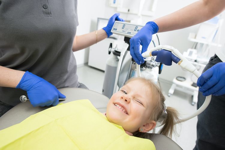 Berkunjung ke dokter gigi kerap menjadi pengalaman yang menyulitkan bagi anak dan orangtua