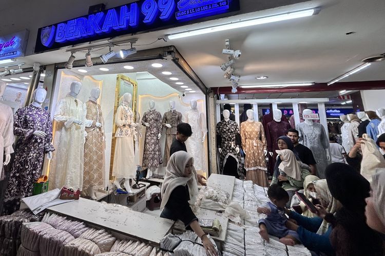 Gamis Bini Orang hingga Katun Dobby, Baju Lebaran yang Banyak Diburu di Tanah Abang