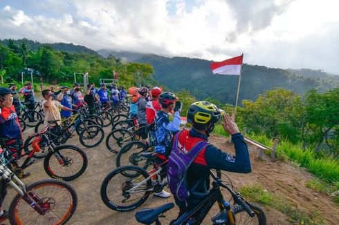 Komunitas Sepeda Gunung NTB Gelar Upacara di Bukit Cacing
