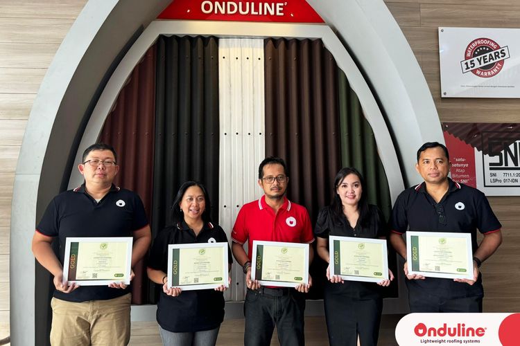 Direktur PT Onduline Indonesia, Esther Pane (dua dari kiri) didampingi jajaran management PT Onduline Indonesia usai menerima penghargaan Green label Indonesia dari Green Product Council Indonesia, pada Senin (22/4/2024).