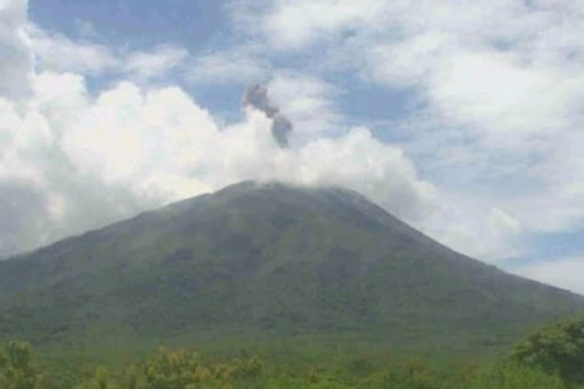 Mengapa Gunung Ile Lewotolok Sering Bergemuruh dan Berdentum?