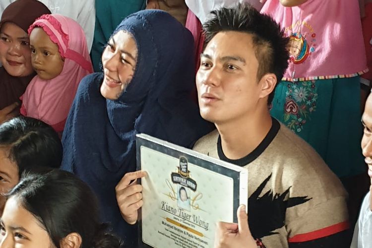 Baim Wong dan Paula Verhoeven saat menggelar akikah putra pertama mereka, Kiano Tiger Wong, di kawasan Ulujami, Pesanggrahan, Jakarta Selatan, Minggu (12/1/2020).