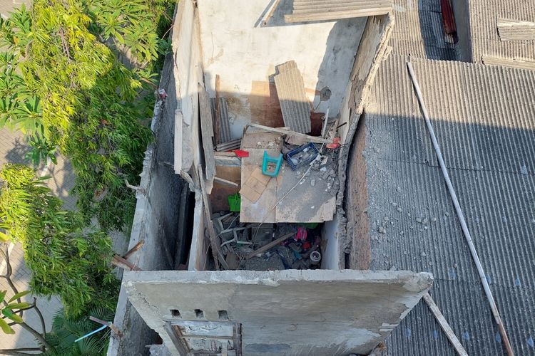 Rumah di Jalan Satu Maret, RT001/RW003, Pegadungan, Kalideres, Jakarta Barat, yang ambruk dan menewaskan dua orang pada Sabtu (23/10/2021) malam.