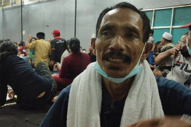 Rohman, warga Kampung Putih, Kelurahan Klojen Kota Malang selamat meski rumahnya hanyut terbawa derasnya aliran sungai Brantas pada Kamis sore (4/11/2021). 
