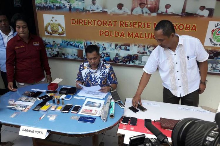 Direktur Reserse Narkoba Polda Maluku, Kombes Thein Tabora saat memberikan keterangan pers terkait penangkapan seorang oknum anggota polisi pengedar sabu, Rabu (27/4/2017).