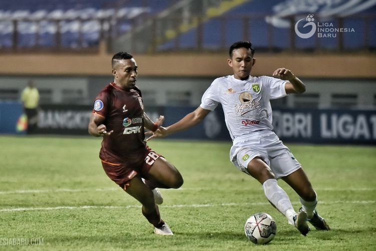 Pemain Persebaya Surabaya Rizky Ridho dijaga ketat pemain Borneo FC Terens Puhiri saat pekan 1 Liga 1 2021-2022 yang berakhir dengan skor 3-1 di Stadion Wibawa Mukti Bekasi, Sabtu (4/9/2021) malam.