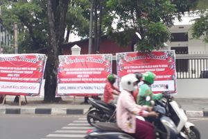 Jelang Vonis Amsal Sitepu, Puluhan Papan Bunga Berjejer di PN Medan